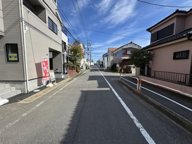 松戸市古ケ崎１丁目新築戸建【北部小学校：9分】の前面道路含む現地写真|南側前面道路・幅員約8ｍ