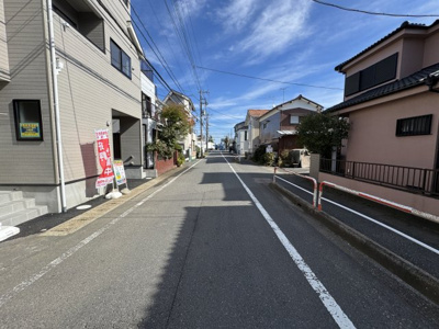 【前面道路含む現地写真】 | 松戸市古ケ崎１丁目新築戸建【北部小学校：9分】 | 南側前面道路・幅員約8ｍ