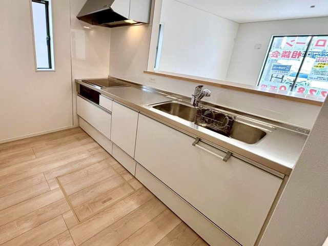 現地写真（リビング）
フローリング材には、木目、色調など木材特有の風合いがあり、ナチュラルな美しさになっています。