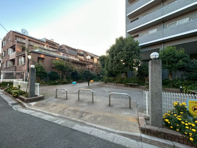 【駐車場】 | クレッセント新宿柏木 | 物件の隣にある公園です♪