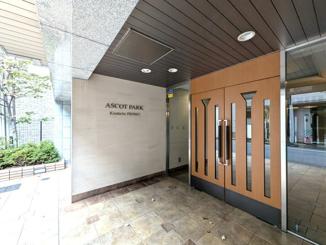 アスコットパーク錦糸町プレミオのエントランス|エントランス横の壁にマンション名が示されています