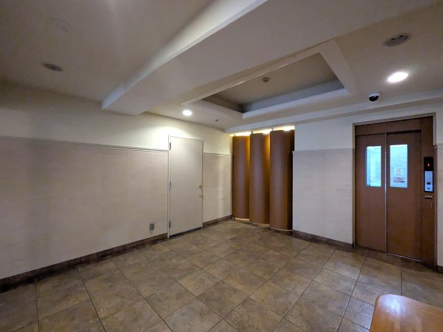 アスコットパーク錦糸町プレミオのエントランス|エレベータ前にはゆったりスペースが