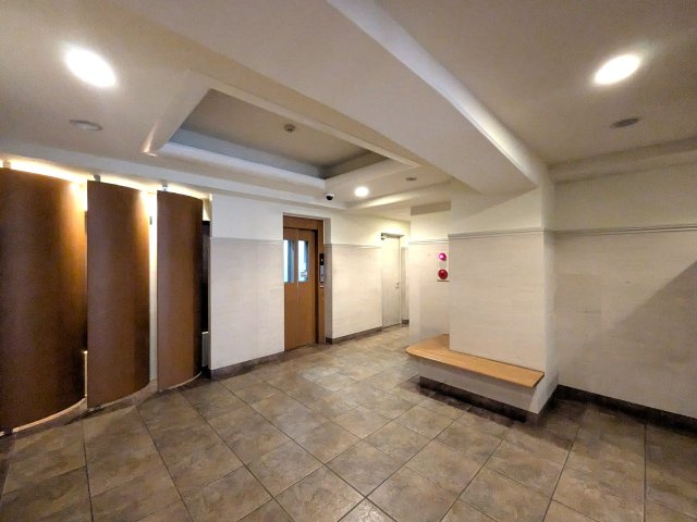 アスコットパーク錦糸町プレミオのエントランス|エレベータ前には少し休憩できるベンチが設置されています