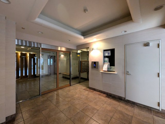 アスコットパーク錦糸町プレミオのエントランス|エントランス風除室。オートロック操作がないと、これ以上建物内には入れないセキュリティ