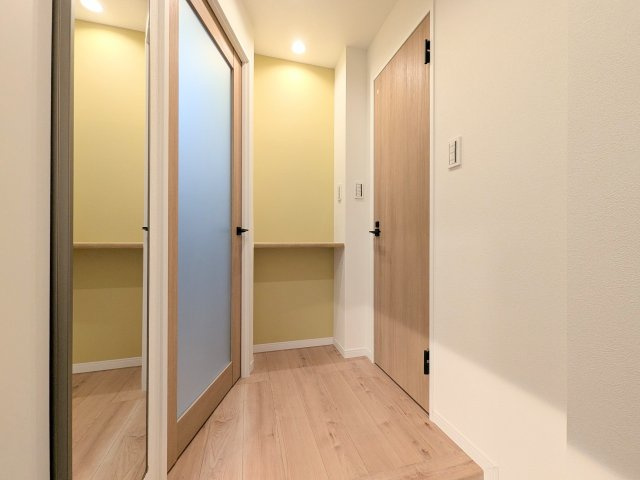 アスコットパーク錦糸町プレミオ|玄関収納には一面ミラー付き
玄関には小物を置けるカウンター付き