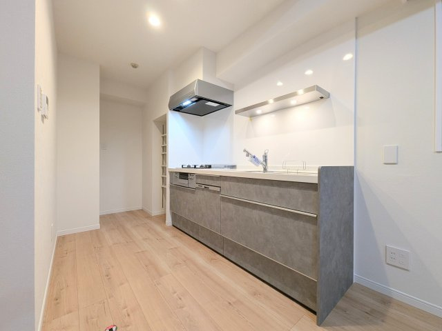 アスコットパーク錦糸町プレミオのキッチン|キッチンの参考画像です。面材カラーはグレー系、天板は白系です。食器洗浄乾燥機付です。※実際の室内ではありません。壁や床の形状やカラーは異なります。吊戸棚は設置されません。