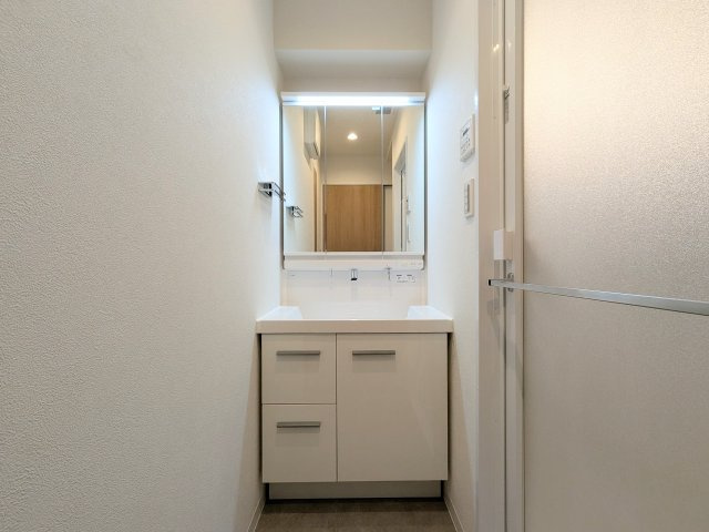 アスコットパーク錦糸町プレミオの独立洗面台|洗面台の参考画像です。面材・天板カラーは白系です。三面鏡タイプです。※実際の室内ではありません。壁や床の形状やカラーは異なります。