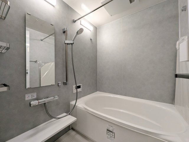 アスコットパーク錦糸町プレミオの浴室|浴室の参考画像です。壁カラーはグレー系です。浴室換気乾燥機付です。※実際の室内ではありません。