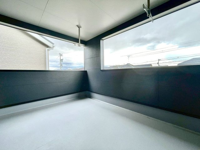 外からの目が気にならないバルコニーで洗濯物が干せます