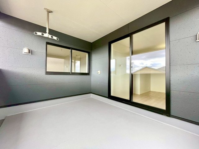 暖かな日差しのふりそそぐバルコニー