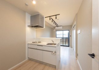 キッチンスペースと繋がる開放的な室内