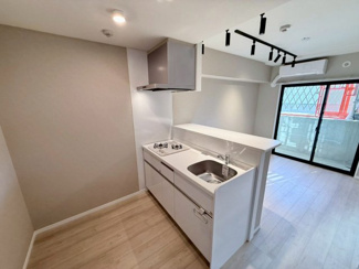 キッチンスペースと繋がる開放的な室内