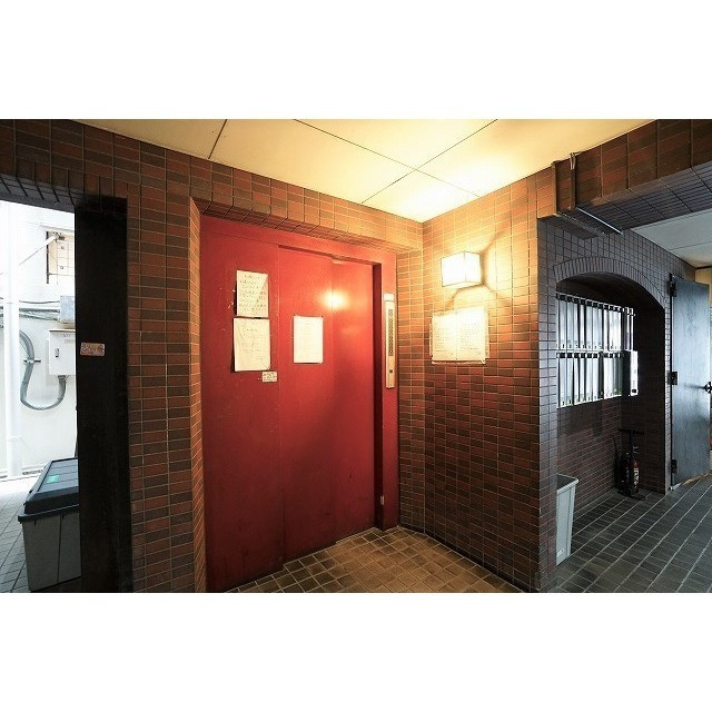 メゾン丸十のエントランス|エレベーターホール