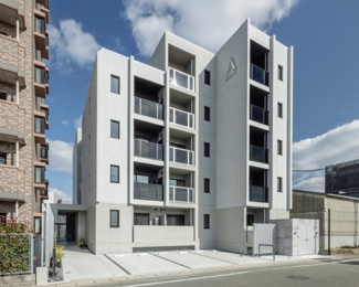 モノトーンの色調で整えられたスタイリッシュなデザイン