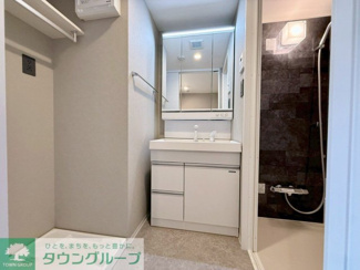 洗面鏡のLED ライン照明もハイセンス 引出収納付