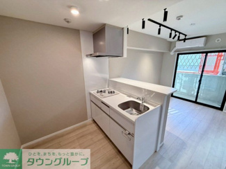 キッチンスペースと繋がる開放的な室内