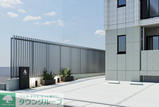 建物サインとアルミルーバーで導かれるアプローチ