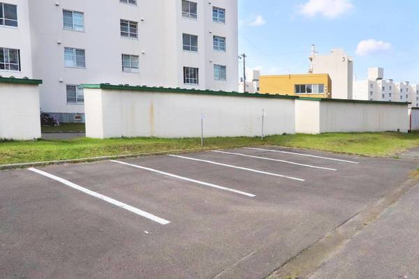 ビレッジハウス宮の沢8号棟の駐車場