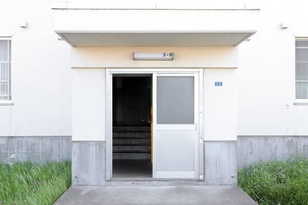 ビレッジハウス宮の沢8号棟のエントランス