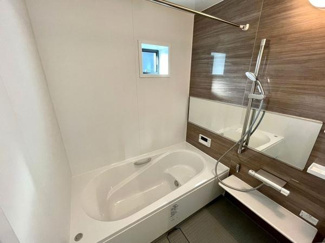 【その他】 | ご家族の疲れを癒す1坪の広々とした浴槽！オートバス機能付きでお湯張りや温度調節も簡単！浴室乾燥機付きですので室内の温度調節はもちろん、梅雨や花粉の時期など洗濯物乾燥可能！