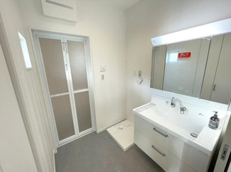 【その他】 | 脱衣室広々のパウダールーム！洗面台の水栓は収納式のシャワーホースになっております。洗髪ができる上、お掃除も隅々まできれいにできます。