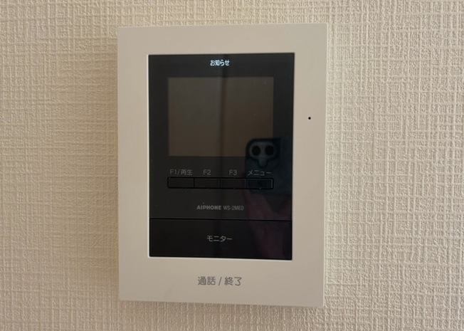 【セキュリティ】 | モニターで来訪者を確認して、目的が分からない場合はインターホンを通じて室内から会話することができます。怪しいと感じた場合はインターホン越しにお帰りいただくことができるので、直接会うことがなく安全です。