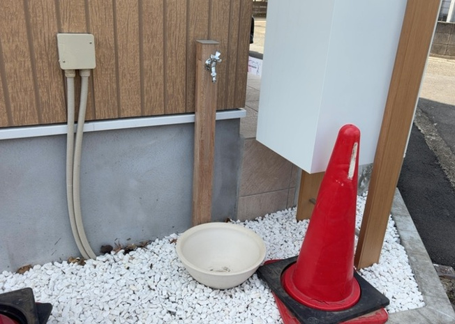 【設備】 | 敷地内には、散水栓や立水栓があります。水道水を直接利用できるため、水を運ぶ手間を省くことが出来ます。大量の水を必要とする洗車作業や清掃などに役立ちます。その他設備とあわせて、現地でご確認ください。