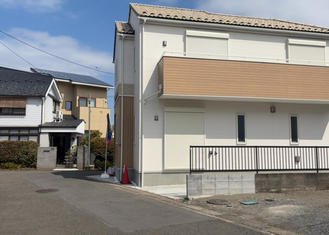 【前面道路含む現地写真】 | お持ちの車種によっては前面道路が広い方が便利でしょう。しかし、前面道路が広ければその分交通量が多くなるため、騒音などが気になる場合があります。実際に現地を見学し、周辺交通量や騒音などを確認しましょう！