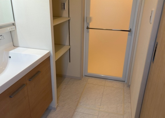 【脱衣所】 | 多くの戸建て住宅で見かける洗面脱衣所は、洗面台と洗濯機が2畳ほどのスペースに並べられていて、洗面所が脱衣所を兼ね備えている間取りが一般的です。お客様が利用することもある、パブリックな空間でもあります。
