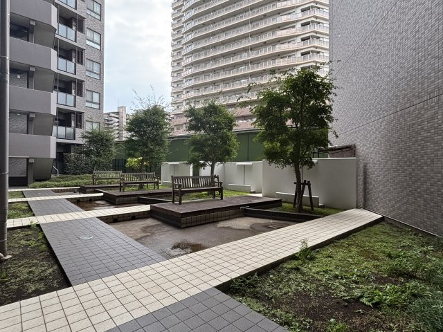 ライオンズステージ大島ウエストアクエアの中庭