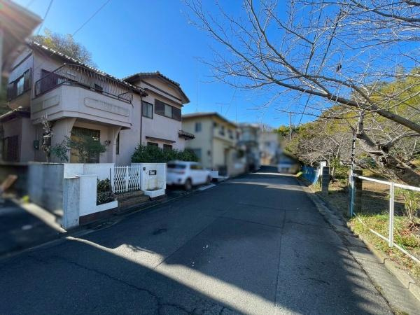和歌山市坂田　中古戸建の前面道路含む現地写真