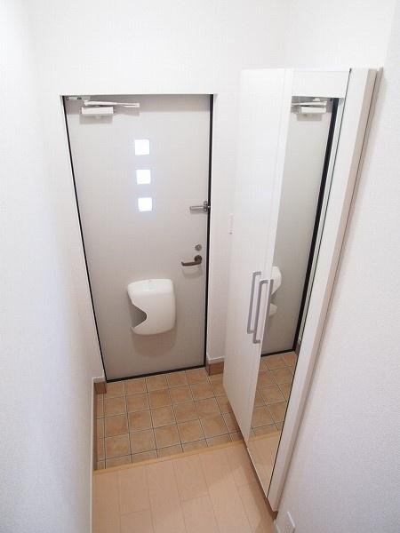 カーサ　ラッフィナート２の玄関