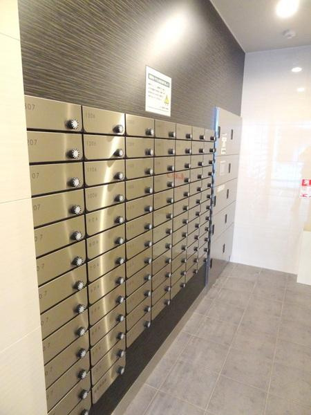 エステージ難波ＷＥＳＴのエントランス|★集合ポストと宅配ＢＯＸ★