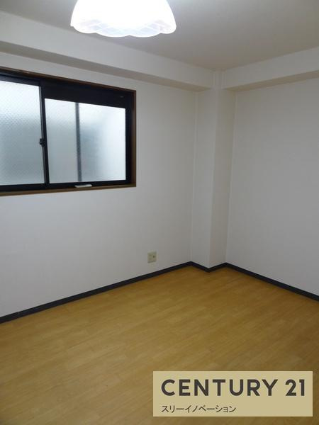 キャトルメゾン天野の居間・リビング|日の差し込む窓