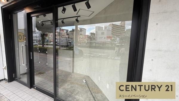 三軒家西1丁目　貸店舗・事務所1棟のエントランス|★オシャレなガラス張り★