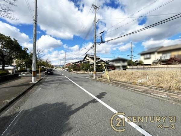 北葛城郡河合町高塚台１丁目の売地の前面道路含む現地写真|前面道路は広々約６ｍ以上！お車の出し入れラクラク！