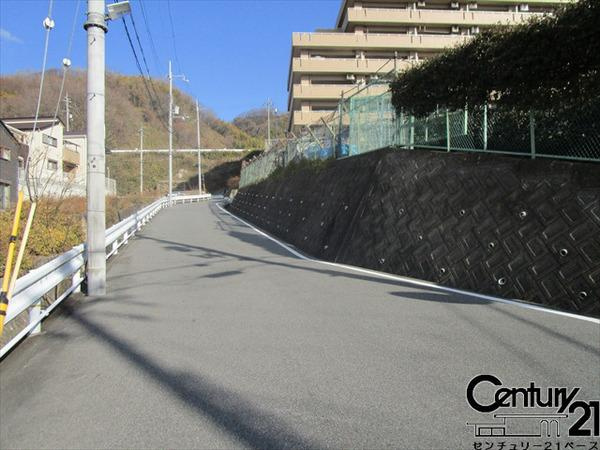 ジョイネス柏原のその他|■現地撮影写真■広々快適な前面道路でお車の運転の安心ですね！