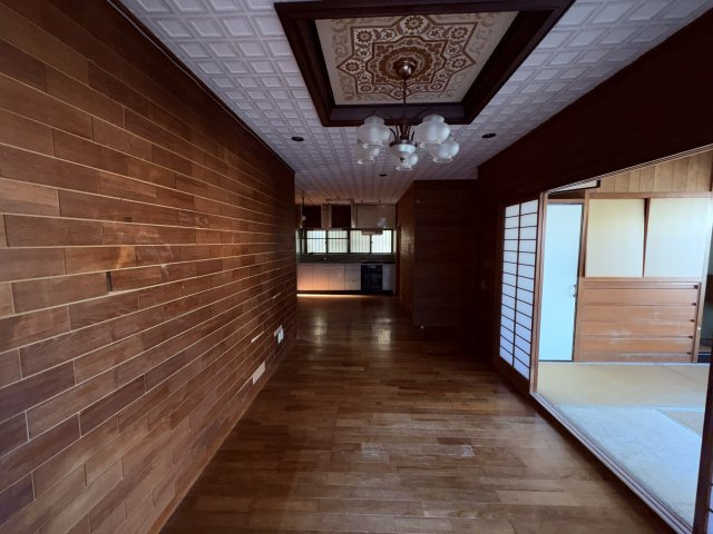 〇那覇市繁多川2丁目中古戸建ての居間・リビング|ゆったり過ごせるリビングです