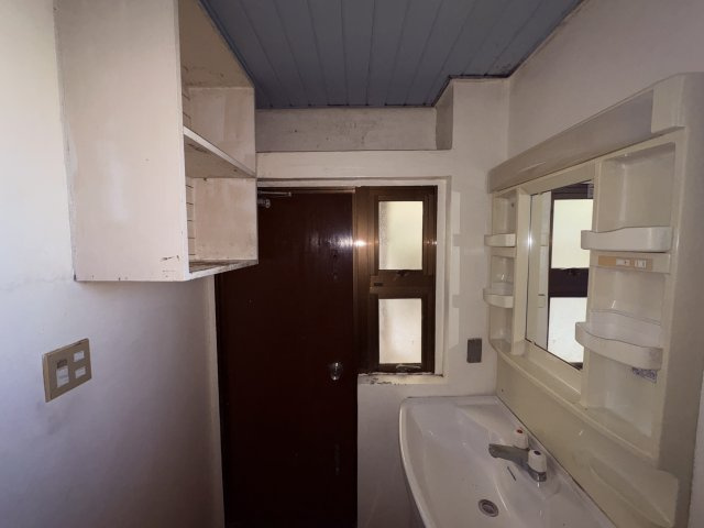 〇那覇市繁多川2丁目中古戸建ての独立洗面台|朝の支度にも助かる、独立の洗髪洗面化粧台