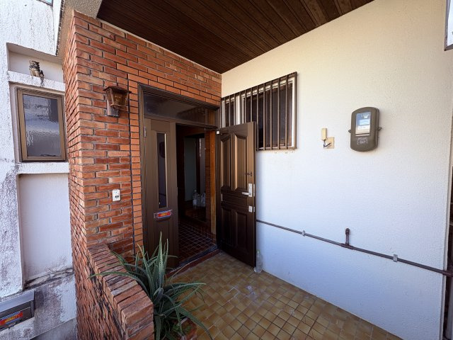 〇那覇市繁多川2丁目中古戸建ての玄関|収納もある玄関です