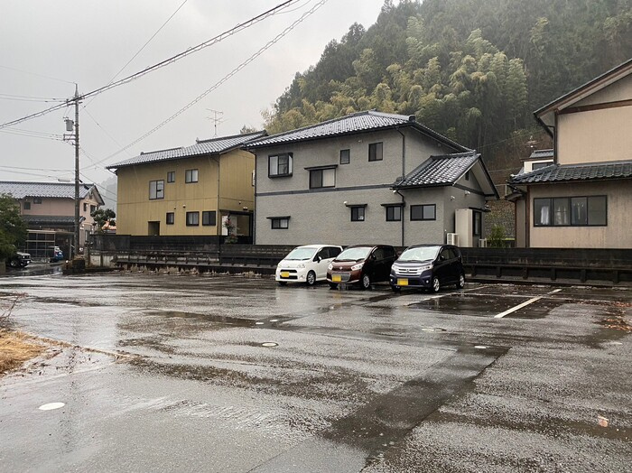 フローラルコート　Ａの駐車場