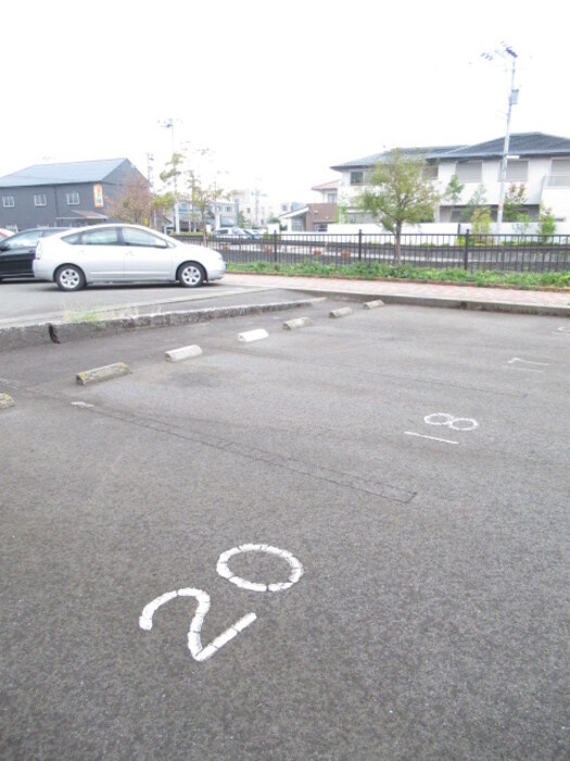 フローラＳＡＴＩの駐車場