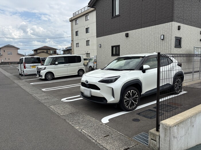 AXIA　FUCHI（ｱｸｼｱ渕）の駐車場