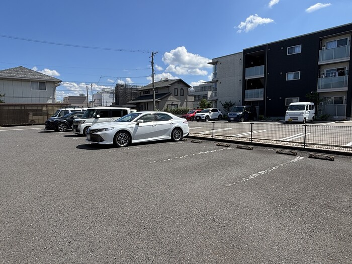サンライフ北府の駐車場
