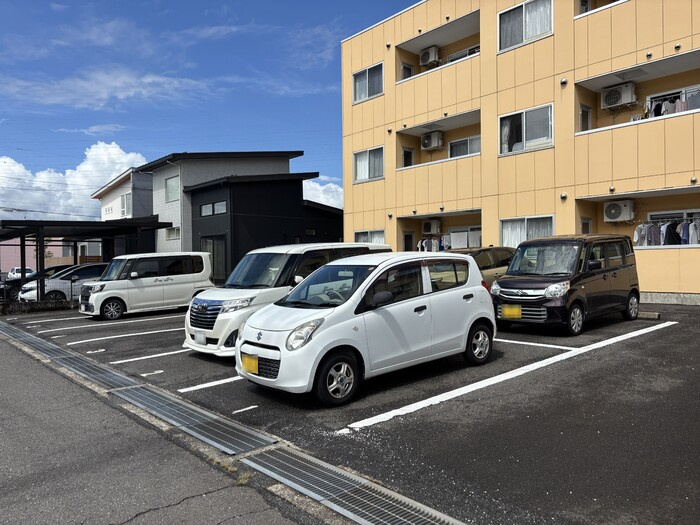 メゾンシャルムの駐車場