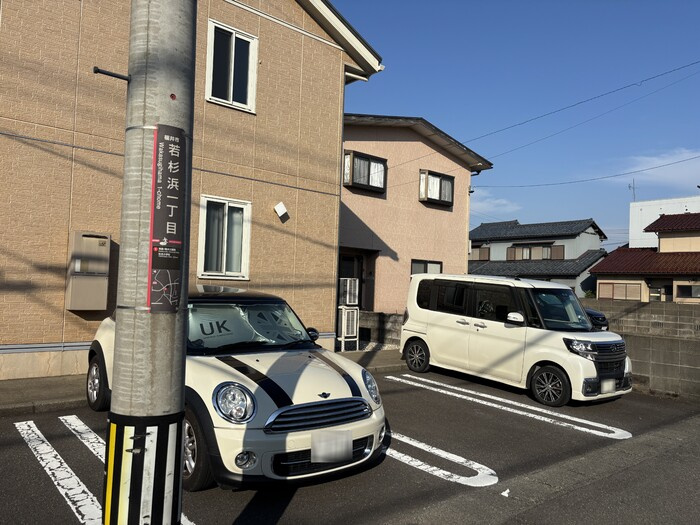 アペイス若杉の駐車場