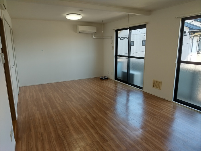 ライジング・ステージ・アイの居間・リビング