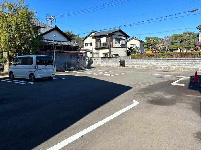 コーポラスみのりの駐車場