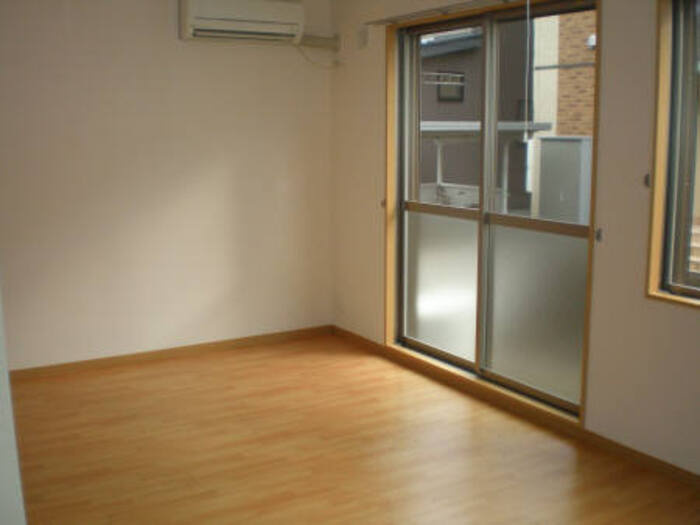 リースランドネオス春日壱番館　Ｃの居間・リビング