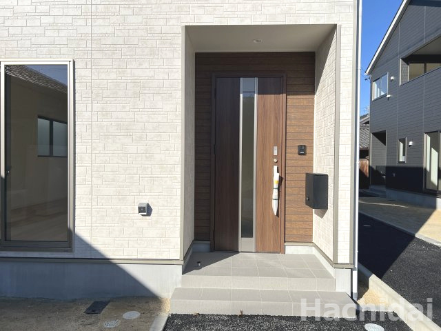 高浜市神明町第５　新築一戸建のエントランス|シンプルでモダンなエントランスホールです。訪れる方を心地よく迎えてくれます